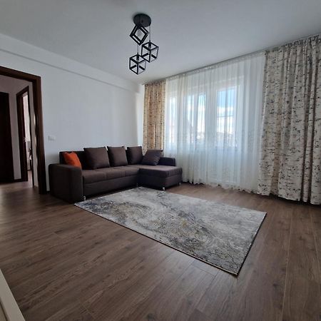 Downtown Apartment Ramnicu Valcea Exterior photo