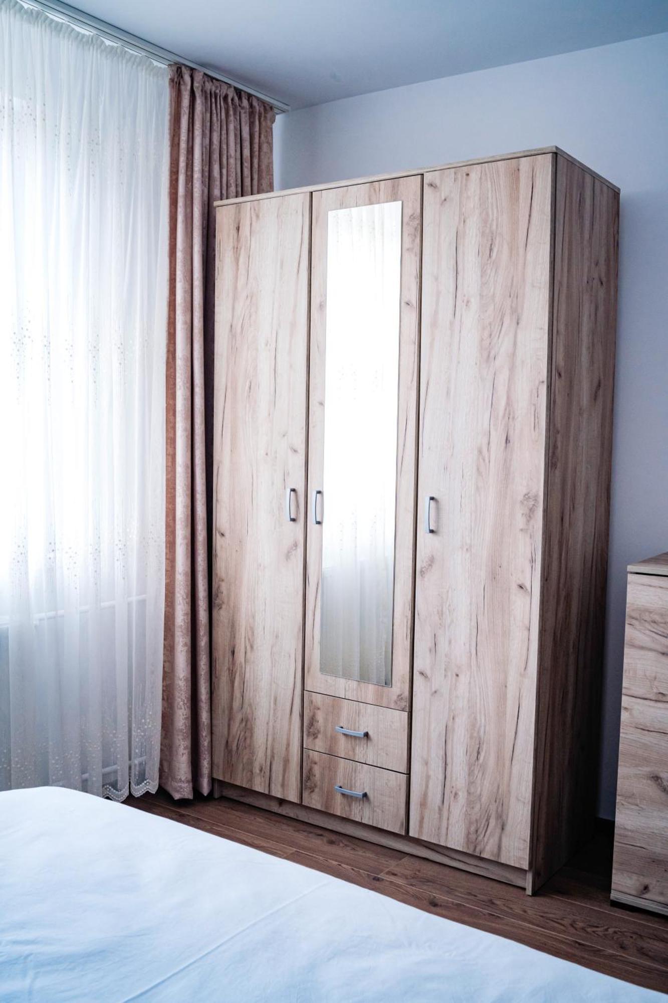 Downtown Apartment Ramnicu Valcea Exterior photo